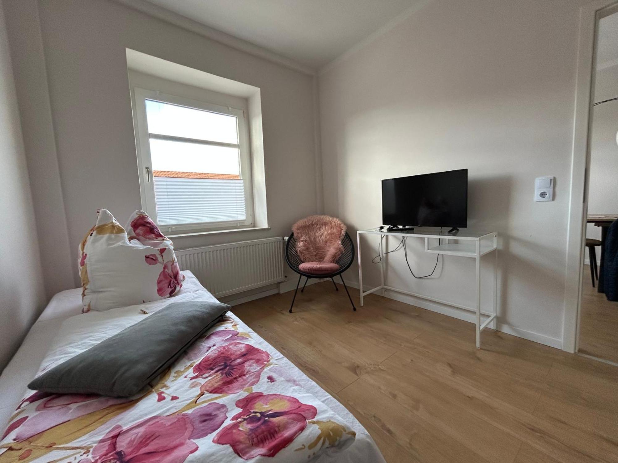 Schoene Neue 4 Zimmer Wohnung Mit Sued-Balkon Bis 8 Personen Naumburg  Luaran gambar